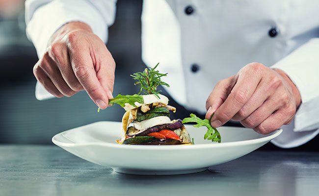 chef decorando un plato