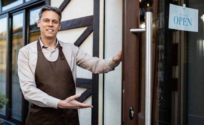 emprendedor en la puerta de su negocio