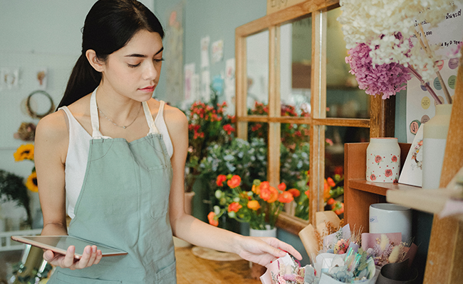 emprendedora en su floreria