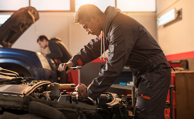 mecanico automotriz ejerciendo su oficio