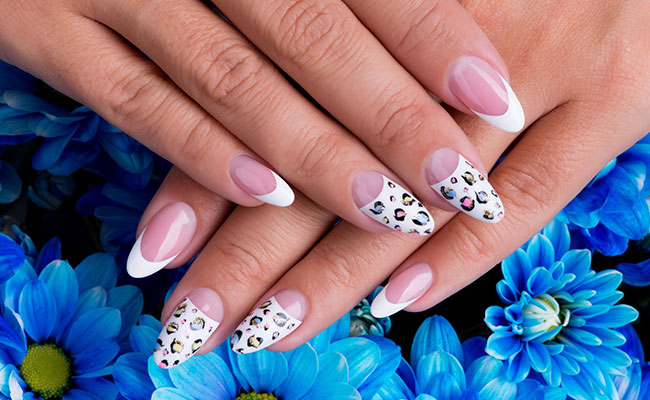Manos con uñas francesas modernas