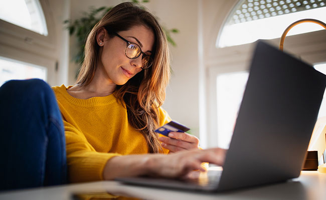 alguien cargando los productos a su perfil de marketplace 