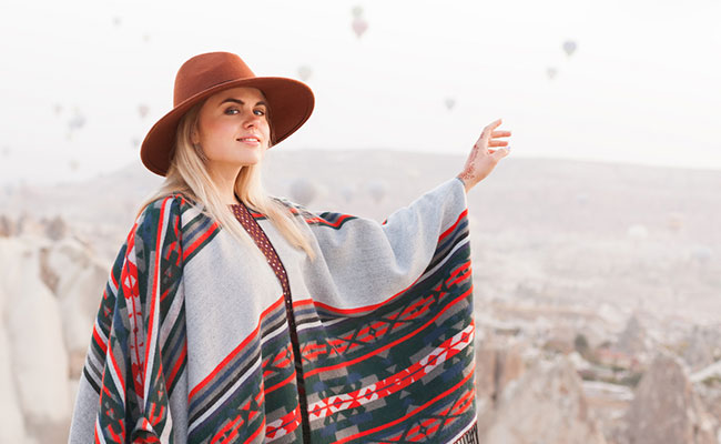 mujer con poncho