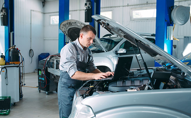 mecanico automotriz trabajando en un vehiculo