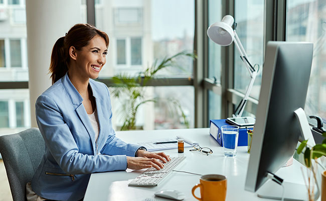 mujer trabajando en su escritorio