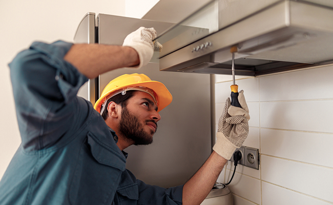 handyman arreglando un extractor