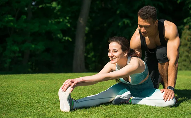 entrenador personal en una clase al aire libre