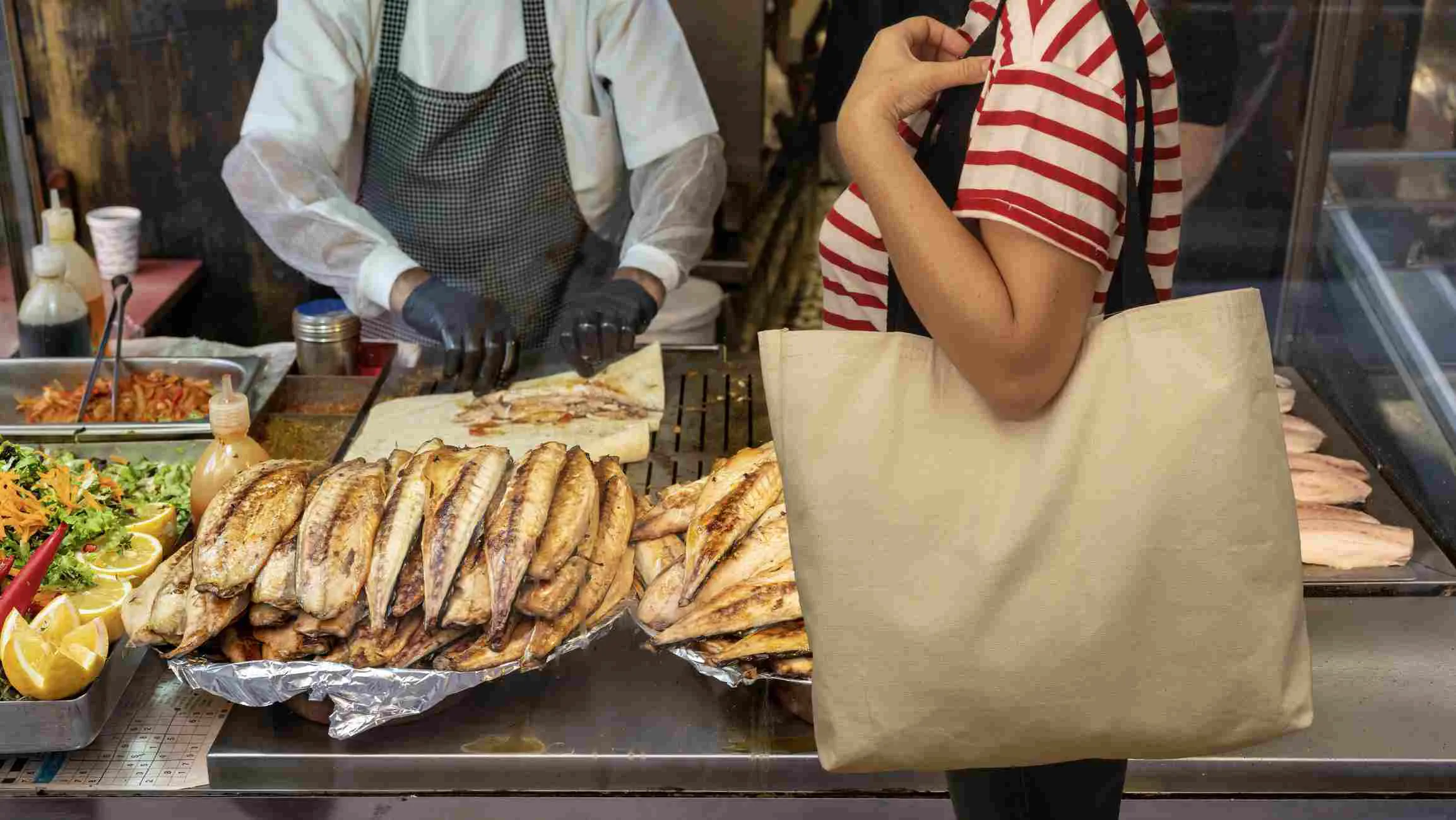 hombre ofreciendo comida saludable