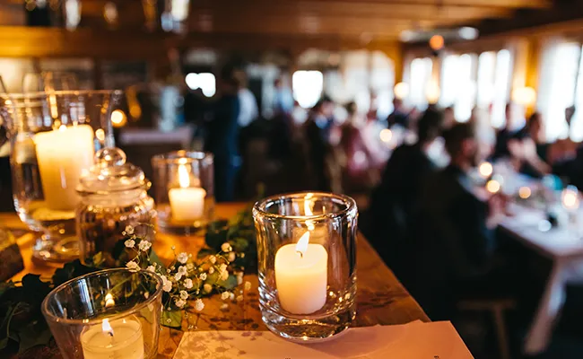 mesa de un evento a la luz de las velas