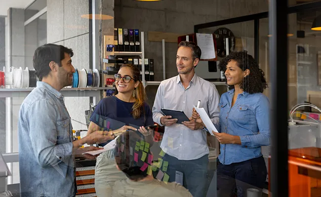 empleados siendo reconocidos en el trabajo