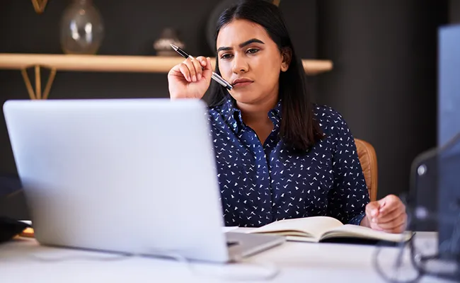 mujer analizando las finanzas de su negocio