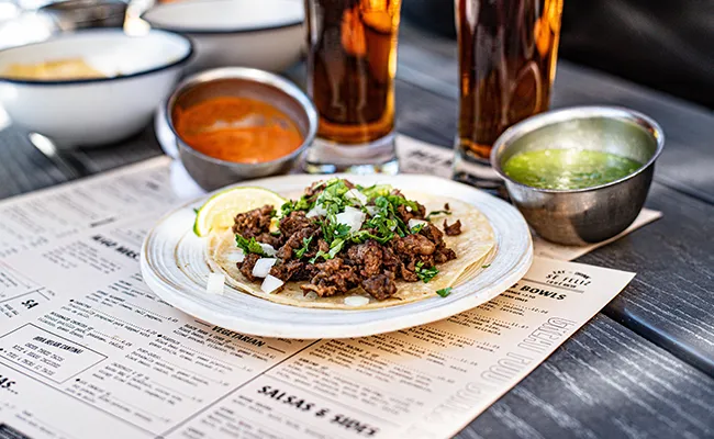 plato con un taco abierto