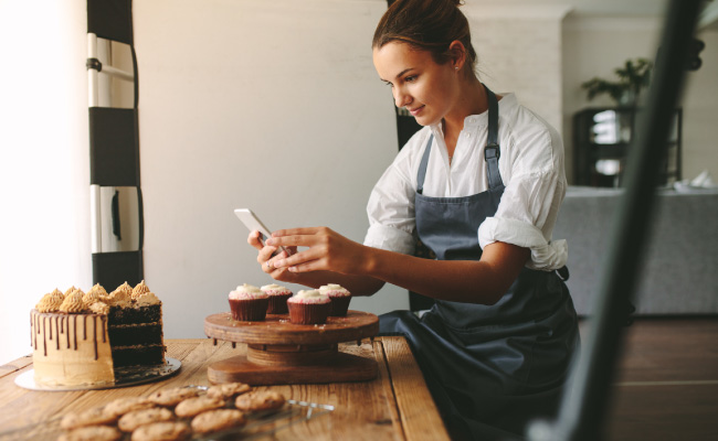 emprendedor tomando foto de sus productos de panadería para subir a las redes