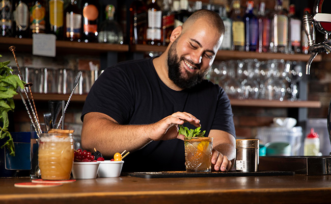bartender haciendo su trabajo