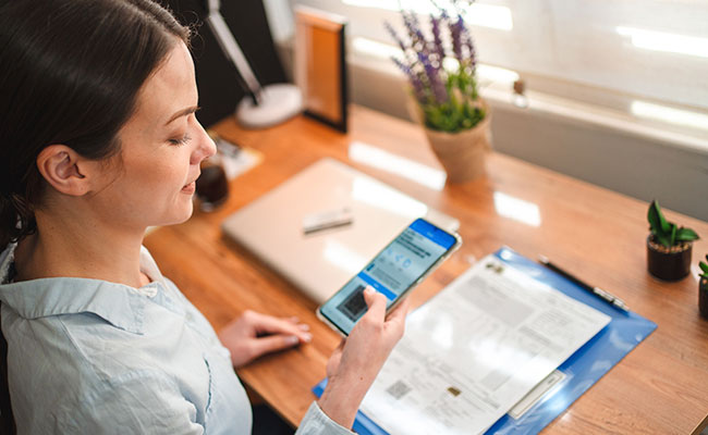 mujer llevando registro de sus finanzas en una app