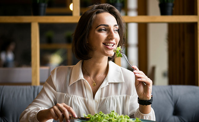 persona de más de 40 comiendo algo saludable feliz