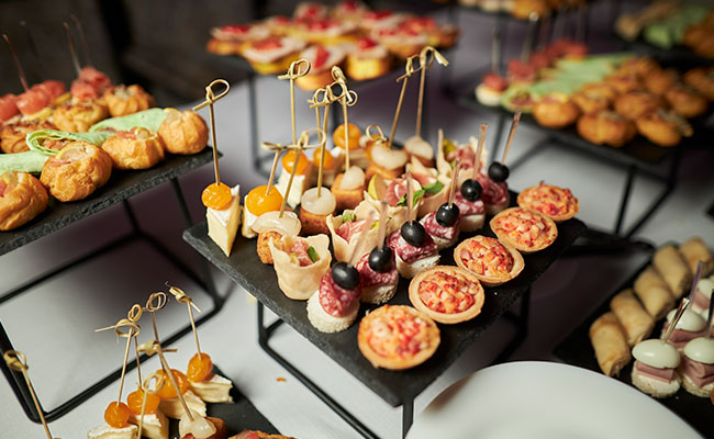 bandejas de catering en un evento