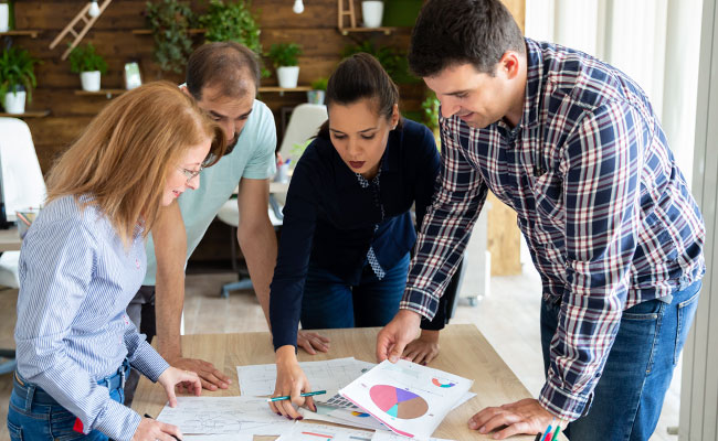 persona junto a equipo elaborando una estrategia de marca