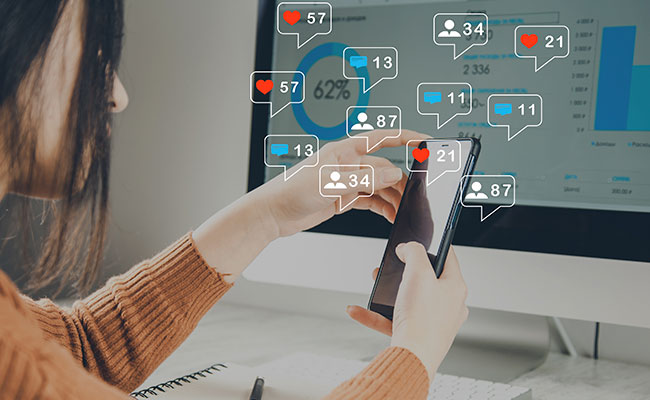 persona manejando estadísticas de redes sociales