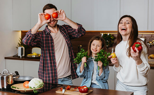 familia ingiriendo alimentos saludables