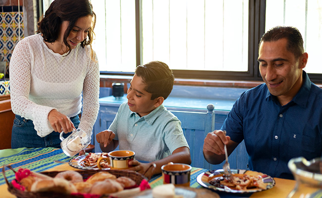 familia latina desayunando en estados unidos