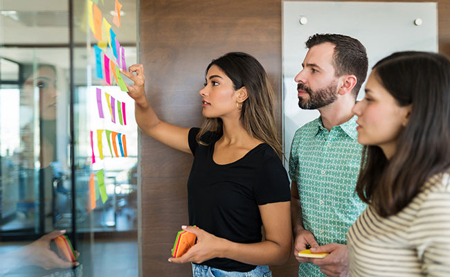 Emprendedor reunido con equipo determinando la identidad de marca