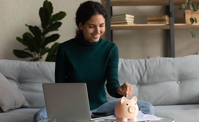 mujer organizando sus finanzas en su computadora