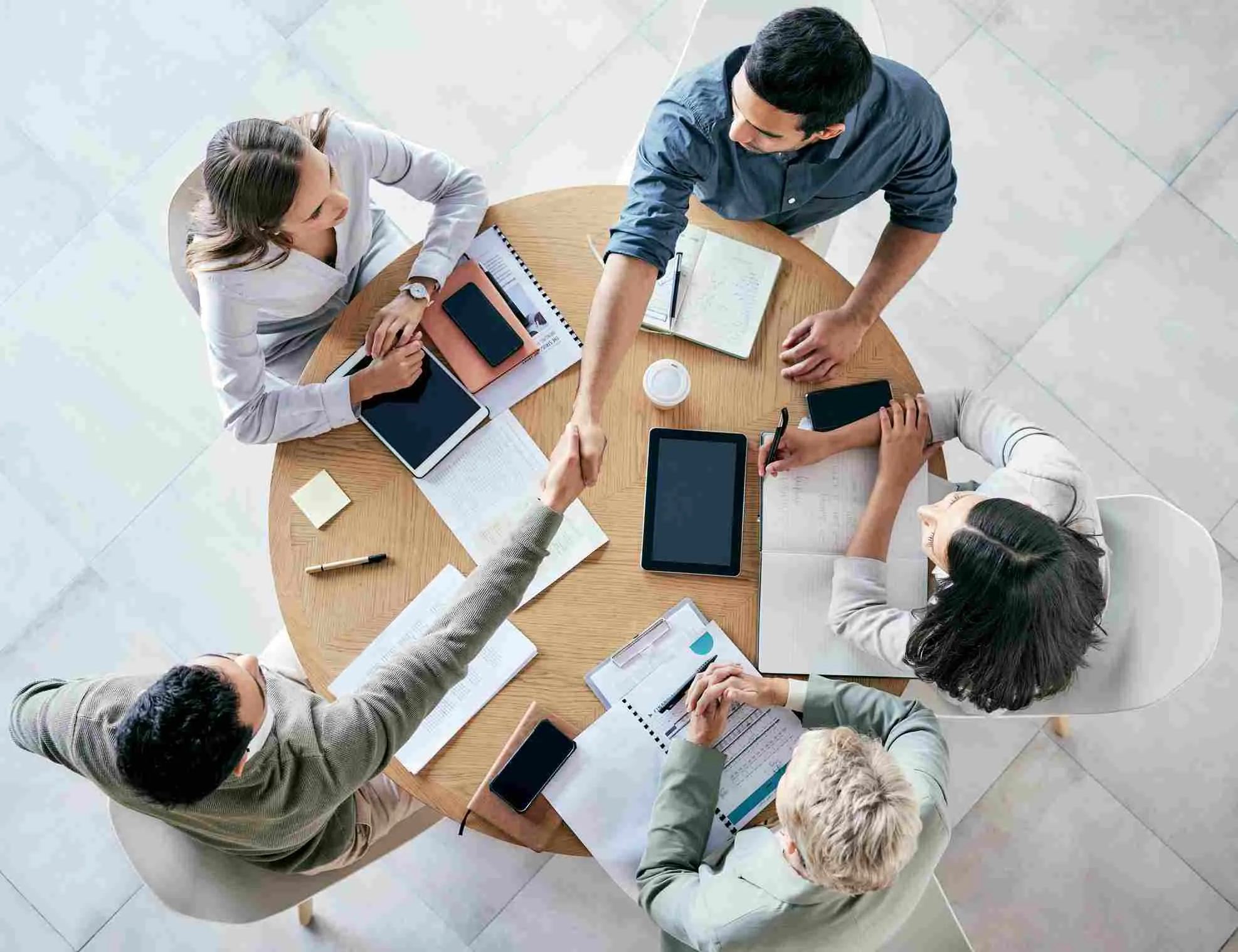 grupo de trabajo reunido en una mesa