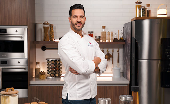 chef yisus en la cocina compartiendo sus secretos