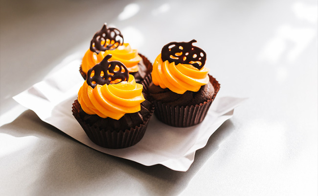 Plato de muffins con calabaza y chocolate