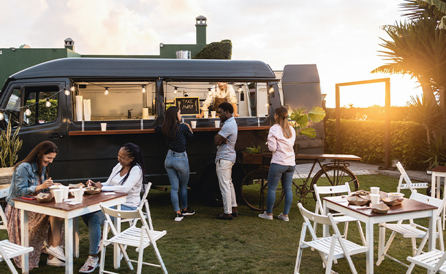 evento de foodtrucks al atardecer