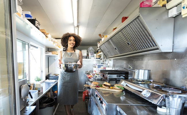 persona acomodando los ingredientes en la cocina de su food truck