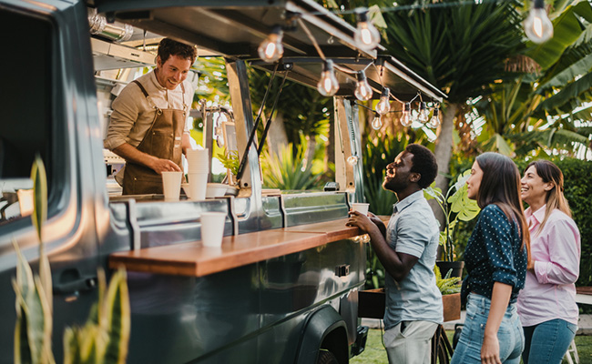 comunidad local apoyando a un emprendimiento gastronómico