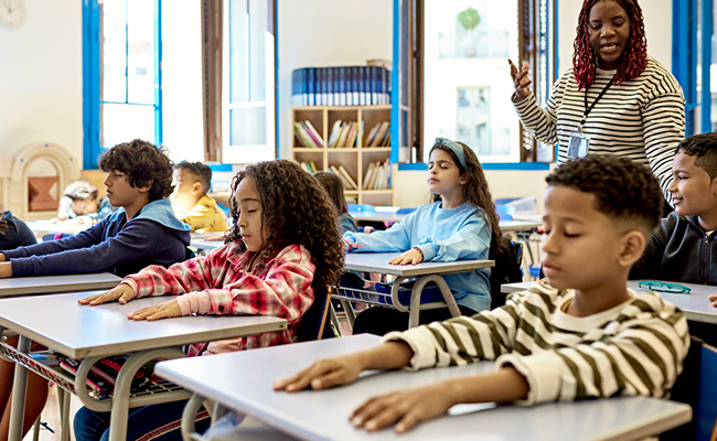 niños estudiando en clase