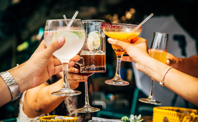 brindis de cocteles en el dia de los muertos