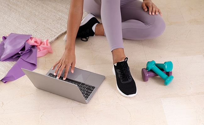 persona ubicando sus elementos para realizar yoga
