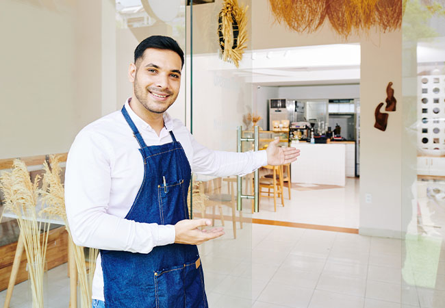 emprendedor gastronomico en su negocio