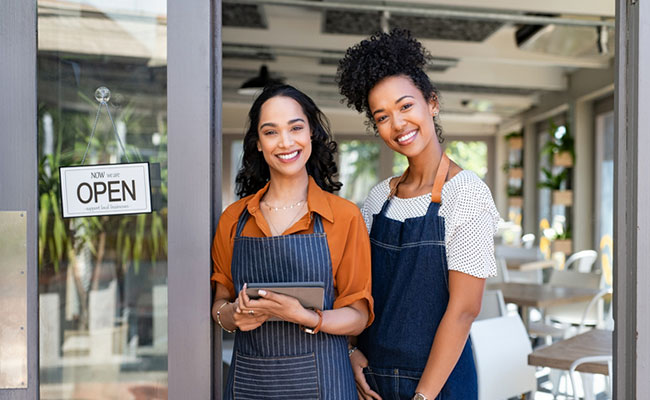 un emprendedor abriendo su negocio, puede ser una tienda de comestibles, ropa, tecnología, etc.