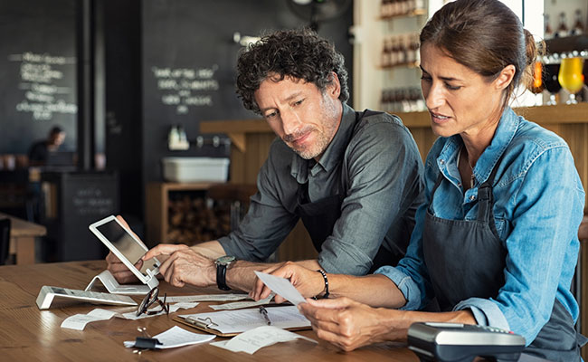 un emprendedor haciendo cálculos o creando un producto