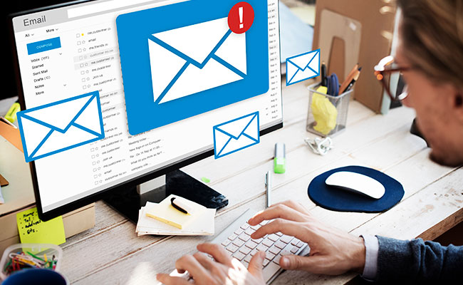 alguien gestionando su estrategia de correo en mailchimp