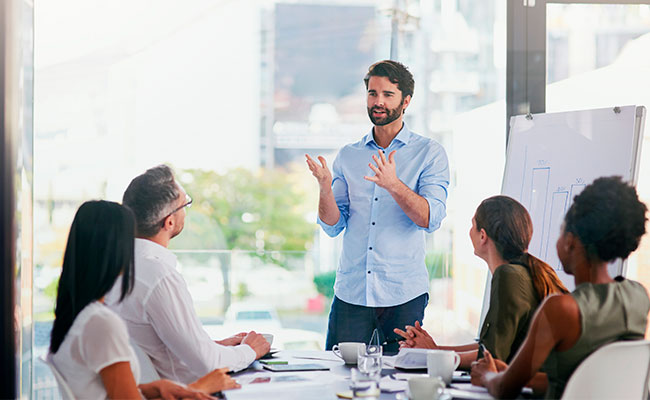 emprendedor dando una charla motivadora