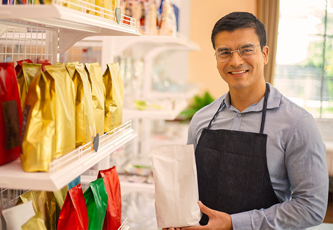 emprendedor junto a sus productos