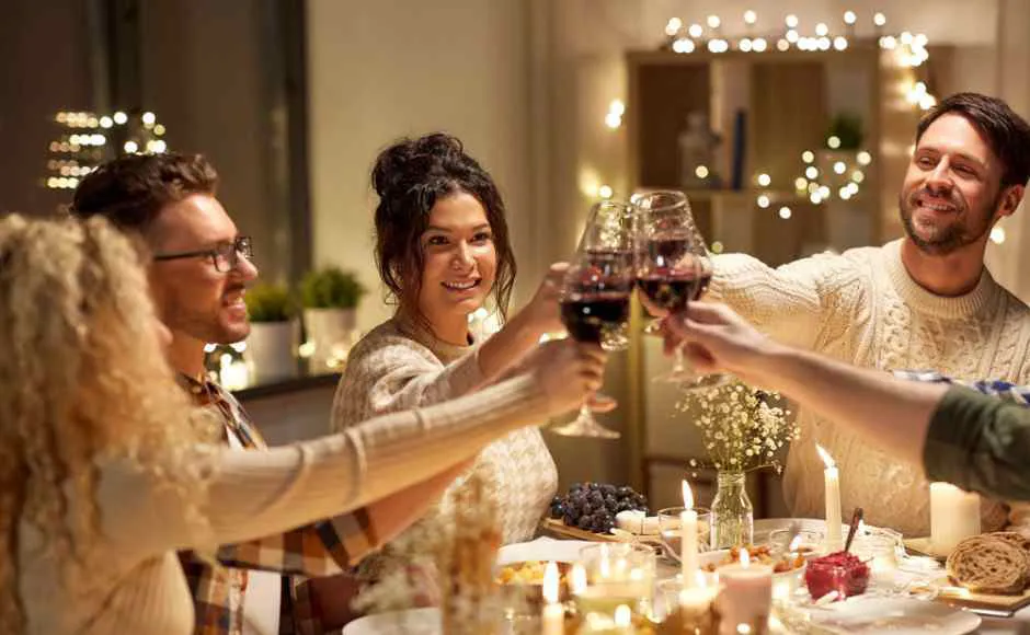 personas celebrando y haciendo un brindis con copas