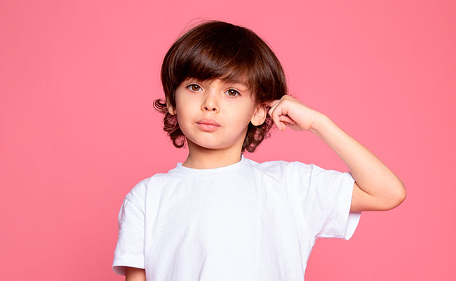 niño con corte de pelo largo