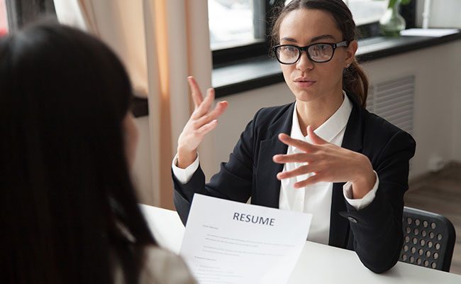 Persona siendo entrevistada