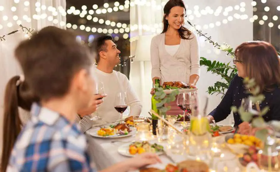 personas teniendo una fiesta en casa