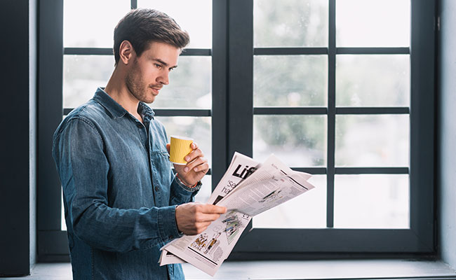 persona leyendo el diario