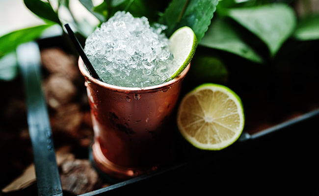trago Mint Julep con hielo picado