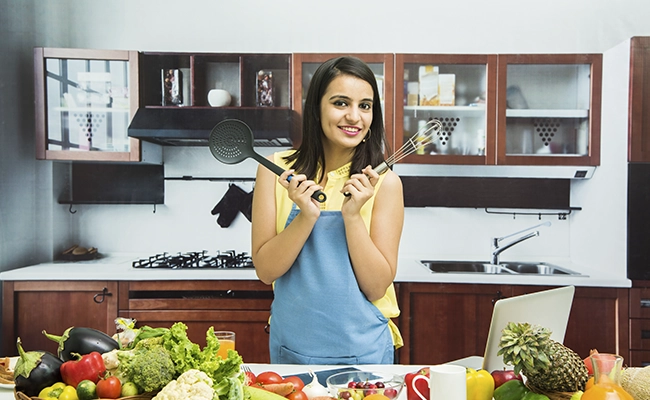 mujer cocinando con expresión alegre