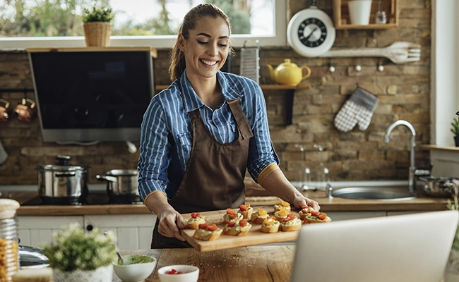 persona haciendo un curso de cocina online